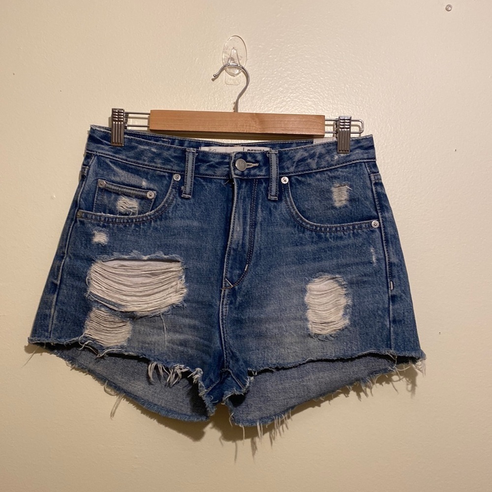 LOVERS + FRIENDS DENIM BLUE DISTRESSED DENIM SHORTS. Size 26